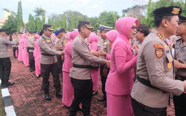1126 Personil dan PNS Polda Sulsel Terima Kenaikan Pangkat
