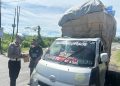 Polisi Menertibkan Kendaraan Over Load di Majene