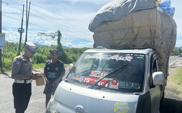 Polisi Menertibkan Kendaraan Over Load di Majene