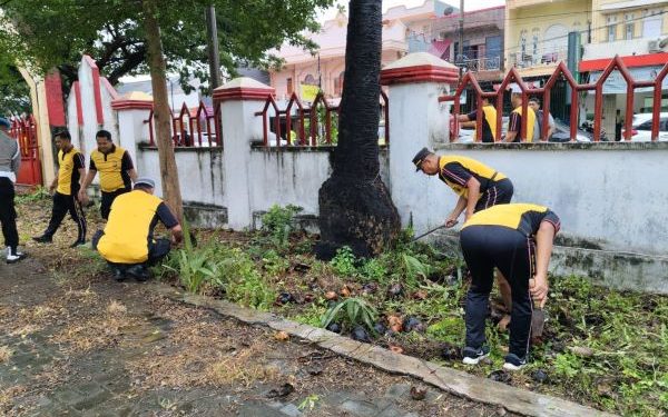 HUT Bhayangkara ke-79, Polres Jeneponto Laksanakan Aksi Bersih di TMP Karisa