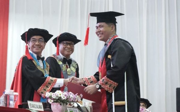 Wisudawan Difabel Cum Laude Unhas Agum Trianto Raih IPK 3.98