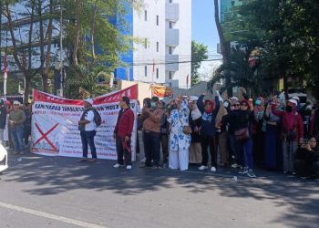 Emak-emak Protes di Balaikota Tolak Pembangunan PSEL di Tamalanrea Makassar