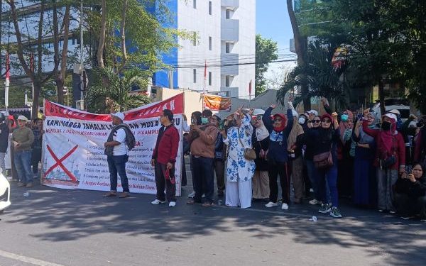 Emak-emak Protes di Balaikota Tolak Pembangunan PSEL di Tamalanrea Makassar