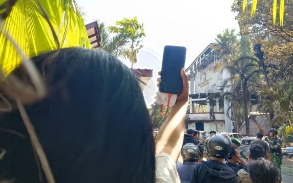 Fenomena Live TikTok dalam Aksi Demo Usai Pembakaran Gedung DPRD Makassar