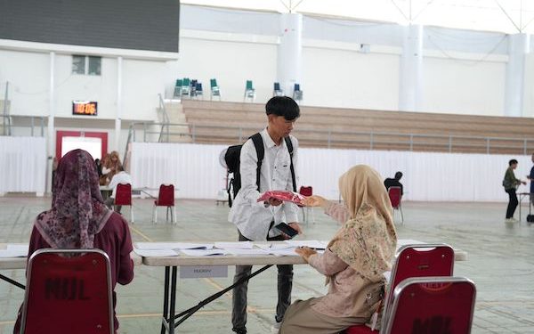 Gratiskan Jas Almamater untuk 10300 Mahasiswa Baru Angkatan 2025 di Unhas