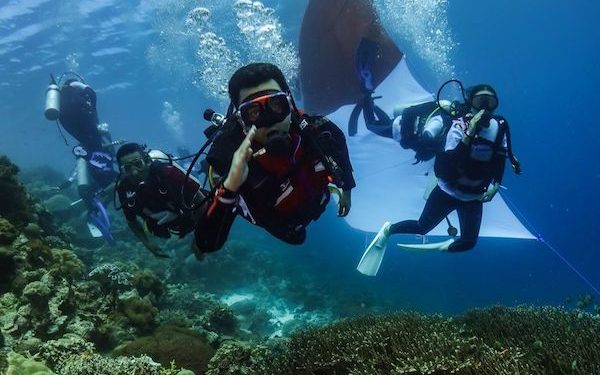 Kibaran Merah Putih Terbesar di Bawah Laut Wakatobi oleh Pertamina Sulawesi