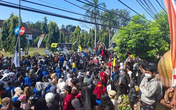 6 Aparat Alami Luka Serius Saat Bentrok Demo Tolak Rencana PBB di Bone