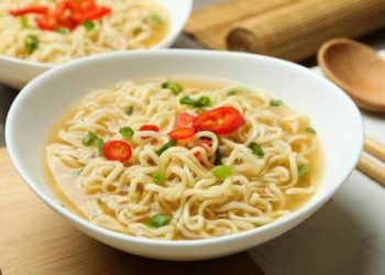 Ahli Gizi Peringatkan Risiko Kebiasaan Makan Mi Campur Nasi