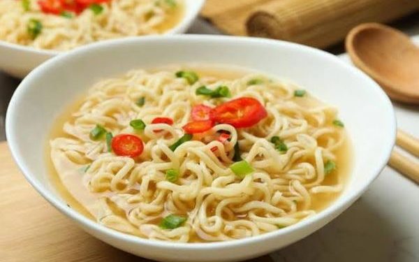 Ahli Gizi Peringatkan Risiko Kebiasaan Makan Mi Campur Nasi