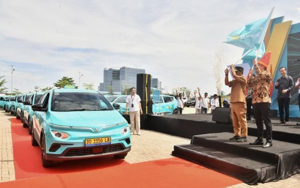 Gubernur Sulsel Resmikan Taksi Listrik Modern Pertama di Makassar