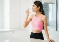 Minum Air Putih Saat Berdiri, Apakah Sehat atau Justru Berisiko?