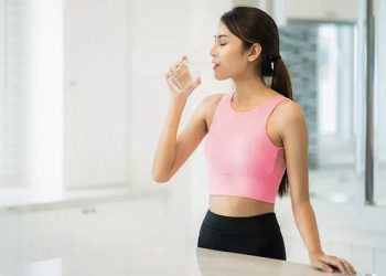 Minum Air Putih Saat Berdiri, Apakah Sehat atau Justru Berisiko?