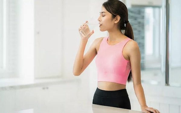 Minum Air Putih Saat Berdiri, Apakah Sehat atau Justru Berisiko?