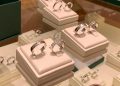 Harga Emas Naik Turun, Cincin Kustom Pilihan Pasangan Muda