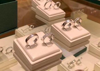 Harga Emas Naik Turun, Cincin Kustom Pilihan Pasangan Muda