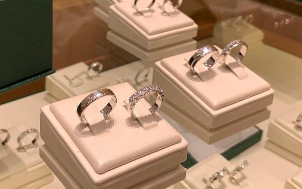 Harga Emas Naik Turun, Cincin Kustom Pilihan Pasangan Muda