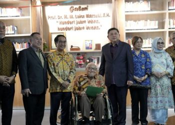 Prof Laica Marzuki Donasikan 2355 Koleksi Buku untuk Perpustakaan Unhas