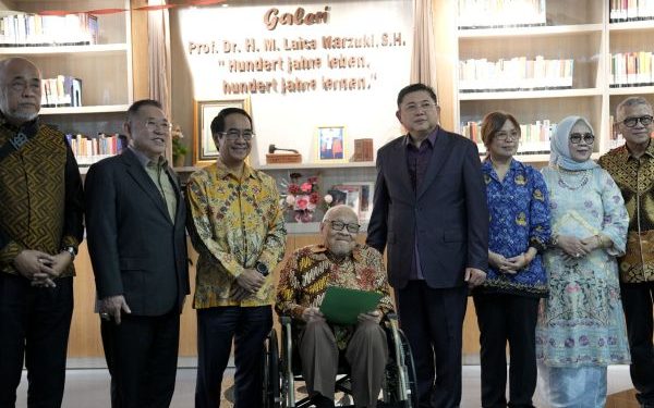 Prof Laica Marzuki Donasikan 2355 Koleksi Buku untuk Perpustakaan Unhas