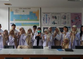 Kelas 10 A SMA BSM Terapkan Teori Kimia dengan Membuat Parfum Bernilai Jual