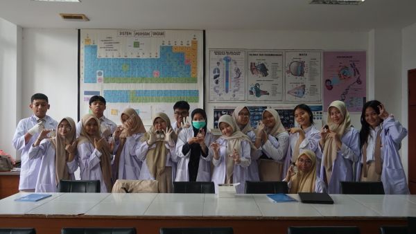 Kelas 10 A SMA BSM Terapkan Teori Kimia dengan Membuat Parfum Bernilai Jual