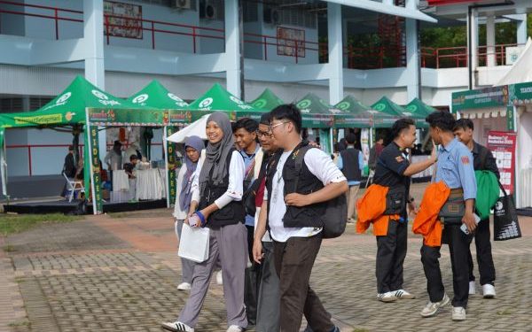 Mahasiswa Kampus Antusias Ikuti Expo Side Fest PIMNAS 38 Unhas