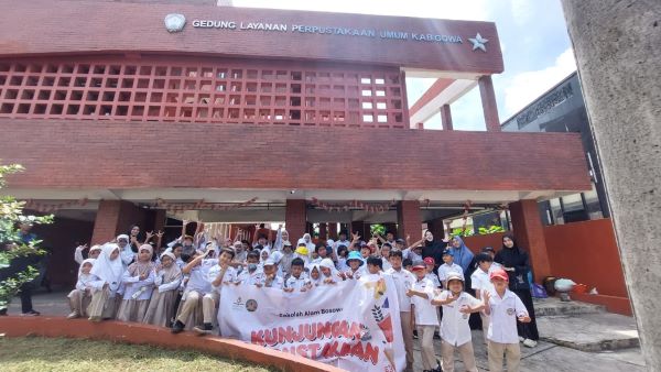 Kunjungan Edukatif SD Sekolah Alam ke Perpustakaan Gowa
