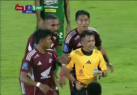 PSM Makassar vs Persebaya Berakhir Imbang 1-1 dengan Kartu Merah