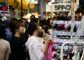 Keyakinan Konsumen Tetap Tinggi Walaupun Ekonomi Menghadapi Tantangan