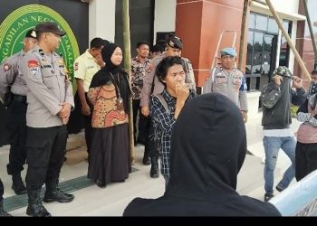 Aktivis Geruduk Kantor Pengadilan Takalar dengan Berbagai Tuntutan