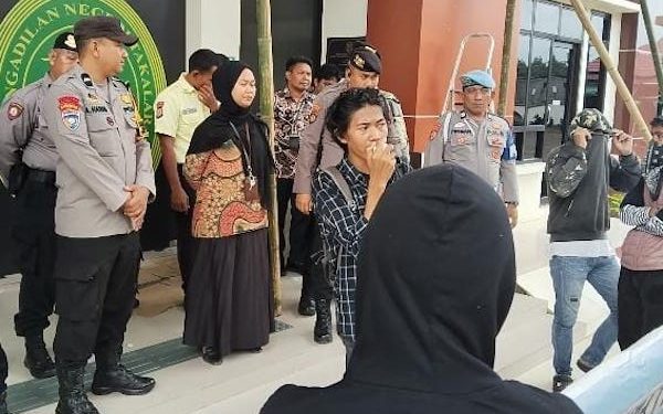 Aktivis Geruduk Kantor Pengadilan Takalar dengan Berbagai Tuntutan